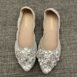 Guansitu women’s sz 39 foldable silver rhinestone ballet slip on flats like new